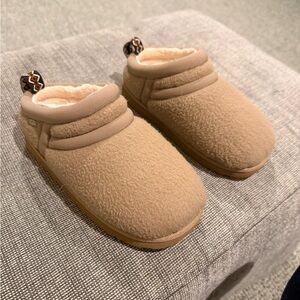 UGG Kids' Astro Ultra Slipper US 4